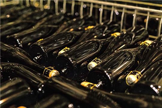 Fertig verkorkte Flaschen mit Cremant  im Keller eines Weinguts im Elsass.