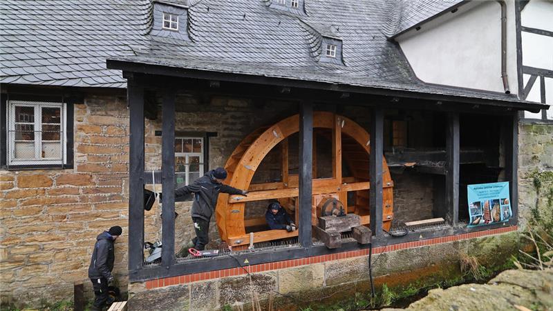 Fertig zum Fotografieren: Das Rad an der Lohmühle hängt wieder Fertig zum Fotografieren. Das Mühlrad ist wieder an der Lohmühle angebracht.