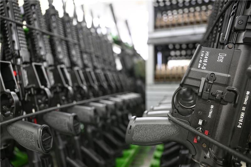 US-Waffengeschäft immer wichtiger für Heckler & Koch Fertige Sturmgewehre stehen aufgereiht in der Produktionshalle des Waffenherstellers Heckler & Koch in Oberndorf.