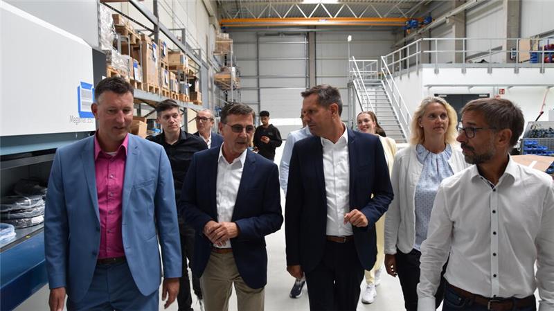 Kraftzentrum Baßgeige: Erweiterung geplant Fest-Geschäftsführer Matthias Authenrieth (4.v.l.) führt Niedersachsens Wirtschaftsminister Olaf Lies (4.v.r.) nach dem Umzug durch die neue Produktionshalle.