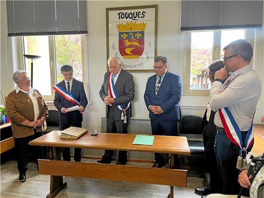 Festakt in Frankreich: Bürgermeister Wolfgang Langer (hinterm Tisch rechts) und die französischen Gastgeber Dominique Vautier, Lucas Vautier und Monique Gallet vom Partnerschaftskomitee während der Feierstunde in Touque. Foto: Privat
