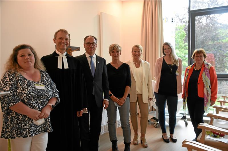 Festakt mit Pfarrer Andreas Labuhn, der Haus, Bewohner und Mitarbeiter segnete. Vorstandsvorsitzender der Stiftung Neuerkerode, Tobias Henkel (3.v.li.), Oberbürgermeisterin Urte Schwerdtner (3.v.r.) und die stellvertretende Landrätin Sabine Seifahrt (re.) steuerten Grußworte bei, Hausleiterin Ursel Ballin (Mitte) die Geschichte.