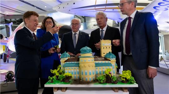 Festakt mit Torte - in Museumsform.
