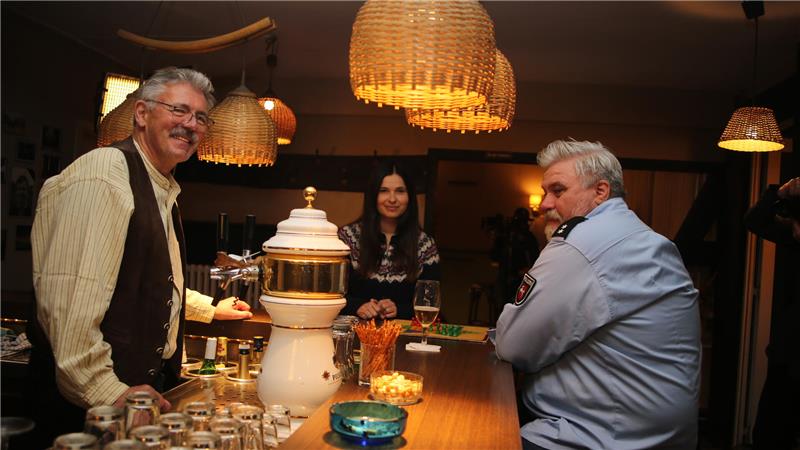 Festes Element: Auch wenn es offiziell noch nicht feststeht, der ehemalige Bürgermeister Hans-Günter Schärf (links) dürfte als Wirt Toni des „Schöckingers“ beim „Harten Brocken“ wieder mitspielen, ebenso wie die „Polizisten“ Anna Fischer und Aljoscha Stadelmann.
