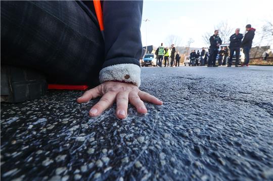 Festgeklebt auf der Straße: «Auch robuste Blockadeaktionen fallen unter das Versammlungsrecht.»