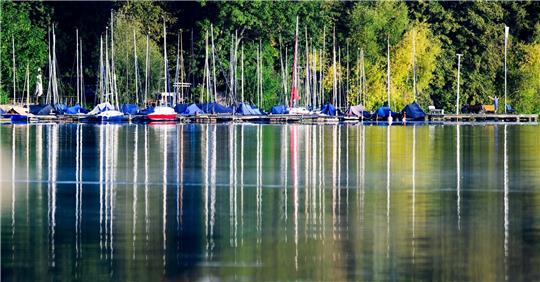 Festgemachte Segelboote liegen an einem Steg im Maschsee.