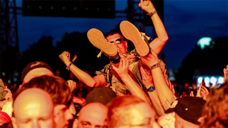 Festivalbesucher feiern während des Auftritts der Band Hämatom beim Wacken Open Air.