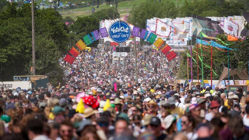 Jane Goodall macht Festival-Besuchern Mut Festivalbesucher kommen zum Glastonbury Festival.