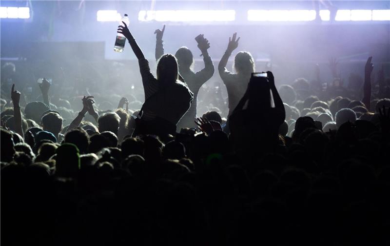 Live-Musik weckt mehr Emotionen als Musik vom Tonträger Festivalbesucher vor einer Bühne beim Musik- und Kunst-Festival "MS Dockville" in Hamburg.