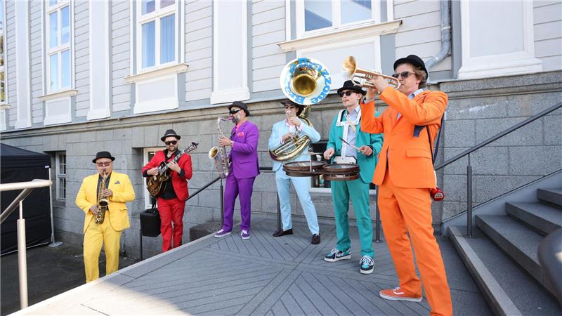 Jubiläumsglückwünsche aus der ganzen Welt Festivalstimmung: Nach dem Festakt gibt es Live-Musik rund um die Aula Academica.