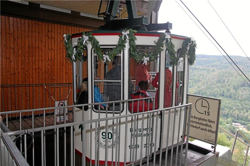Festlich geschmückt: Zum Geburtstag haben die KTW die Gondeln der Burgberg-Seilbahn herausgeputzt.