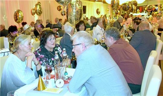 Festlich ist der Saal im Ahorn-Hotel für die große Silvesterparty mit 400 Gästen geschmückt. Die Braunlager Firma Hell &amp; Dunkel sorgt dem Anlass entsprechend außerdem für die passende Illumination. Fotos: Breutel