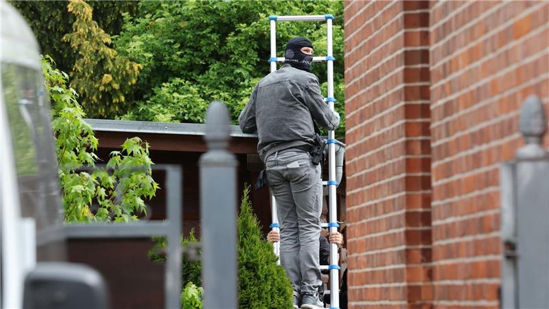 Rechtsterroristen? Polizei nimmt sehr junge Verdächtige fest Festnahmen gab es laut Bundesanwaltschaft unter anderem in Neubukow (Landkreis Rostock) und in Wismar.
