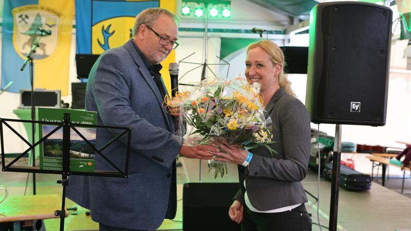 Festorganisator Detlef Henke bedankt sich bei Verwaltungsmitarbeiterin Inga Pätzolt für die Zusammenarbeit.