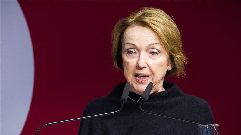 Festrednerin Eva Umlauf vom  Internationalen Auschwitz Komitee fordert aus der Wirtschaft deutliche Signale, „was die Verteidigung und den Schutz der Freiheit und der Demokratie angeht“.