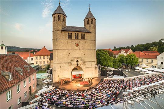 Festspielatmosphäre vor der beeindruckenden Kulisse des Bad Gandersheimer Doms.
