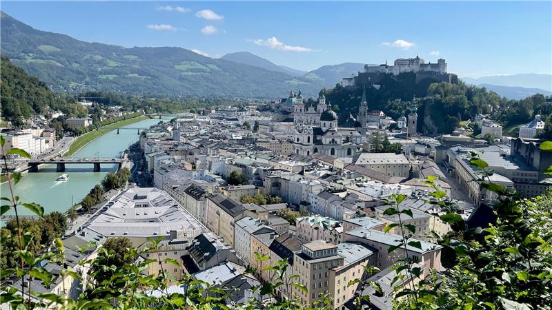 Die großen Sommerfestspiele im Überblick Festspielstadt schlechthin: Ausblick vom Mönchsberg auf Salzburg. (Archivbild)