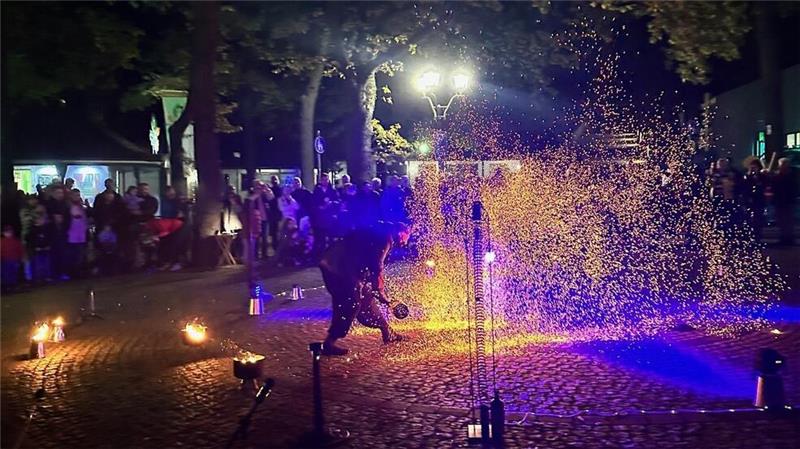 Bad Harzburg heißt mit einem großen Fest den Herbst willkommen Feuer, Lichter und LEDs: Mit Einbruch der frühen Dunkelheit schließt die Berliner Künstlergruppe Entourage die Veranstaltung mit ihrem Auftritt ab.