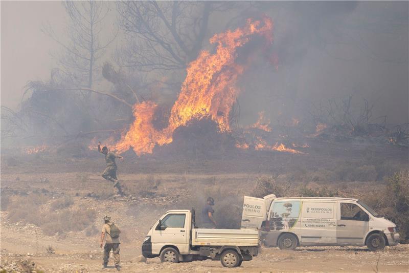Feuer auf Rhodos: Freiwillige bekämpfen die vielen Feuer mit einfachsten Mitteln, Gartenschläuche und Feuerlöscher kommen zum Einsatz.