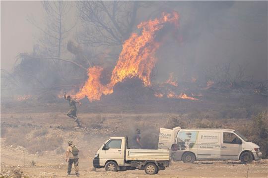 Feuer auf Rhodos: Freiwillige bekämpfen die vielen Feuer mit einfachsten Mitteln, Gartenschläuche und Feuerlöscher kommen zum Einsatz.