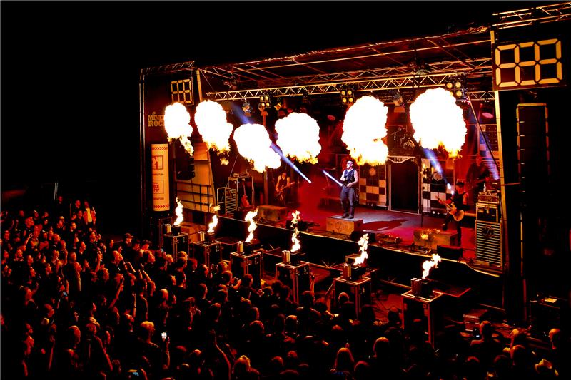 Feuer frei: Völkerball spielt auch 2023 am Rammelsberg Feuer frei: Völkerball liefert am Sonntagabend eine spektakuläre Pyroshow. Fotos: Epping