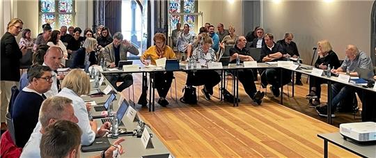 Feuer frei für die Debatte: Fast 80 Minuten diskutieren Politik, Verwaltung, Gebäudemanager und Rektorinnen auf der gut gefüllten Ratsdäle engagiert, aber noch nicht abschließend über ein neues Hausmeister-Modell für Goslars Grundschulen. Foto: Heine