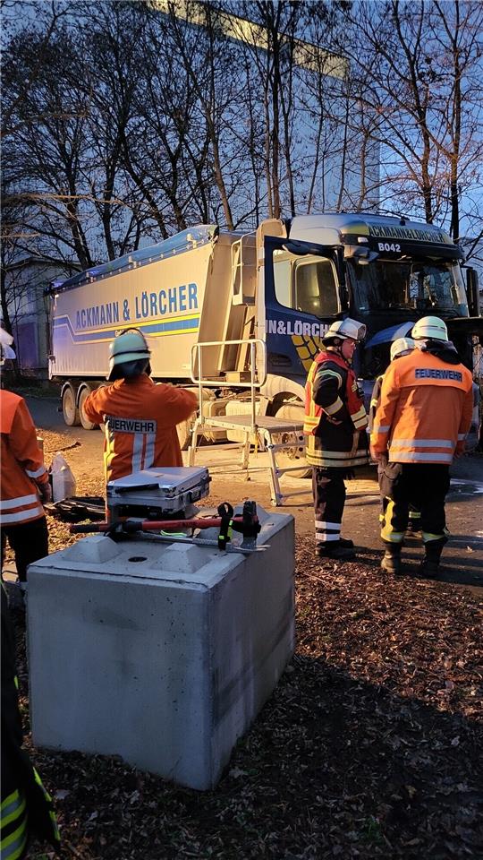Feuer gelöscht: Der Fahrer des Muldenkippers handelte schnell und begann vor dem Eintreffen der Feuerwehr mit dem Löschen. Foto: Feuerwehr