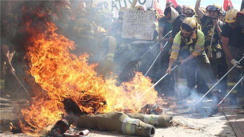 Feuer und Flamme: Spanische Feuerwehrleute demonstrieren für besseren Arbeitsbedingungen. In Spanien gab es in den letzten Wochen verheerende Waldbrände, bei denen mindestens ein Feuerwehrmann ums Leben kam.