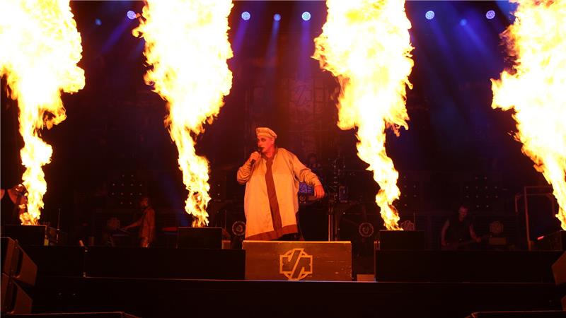 Feuer und Flamme: Wenn Völkerball auftritt, brennt die Pfalzbühne.
