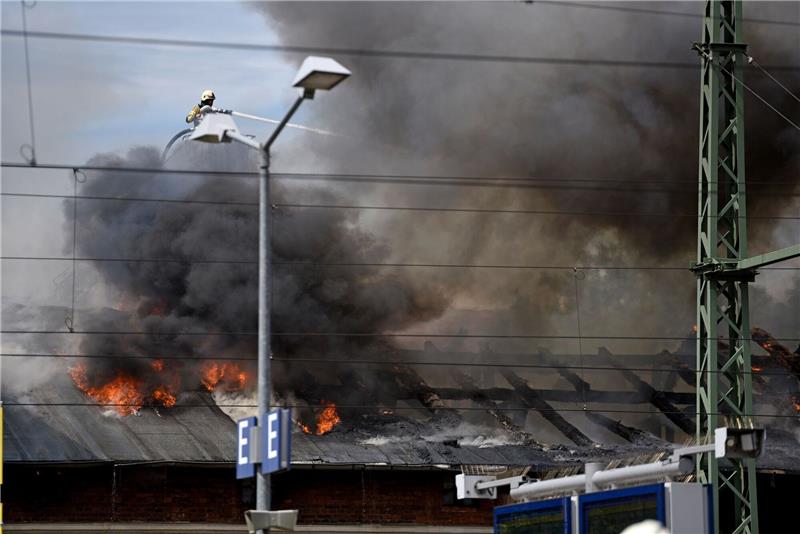 Feuer in Schwerin gelöscht - Hauptbahnhof wieder freigegeben Feuer und Qualm auf dem Gelände vom Schweriner Bahnhof.