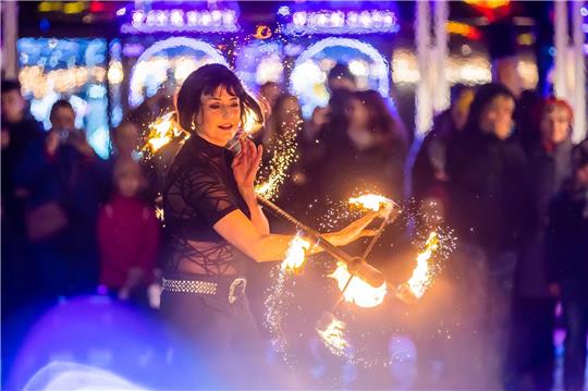 Feuerkünstlerin Nicole am Eröffnungstag beim Weihnachtsmarkt «Winterzauber» in Berlin-Lichtenberg.