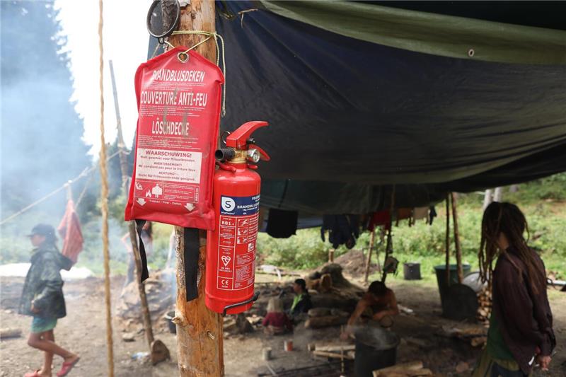 Feuerlöscher und Löschdecke hängen griffbereit im Lager der „Rainbow Family“.
