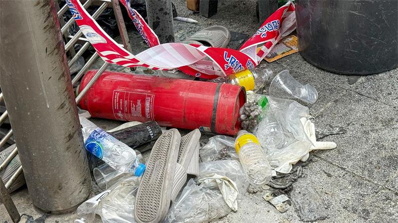 Thailand prüft nach Pub-Feuer Regeln für Vergnügungsstätten Feuerlöscher und Plastiksandalen lagen am Tag nach der Tragödie vor dem Pub.