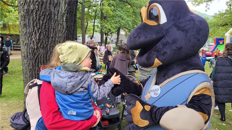 Feuersalamander Naapi geht auf Kuschelkurs mit den Kindern.