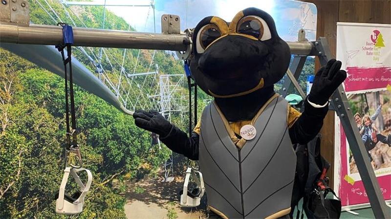 Feuersalamander Naapi ist das Maskottchen des Erlebniskinos „Hickhack um die Harzburg“ und dient den Messegästen als Fotomotiv.