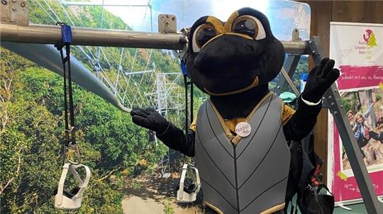 Feuersalamander Naapi ist das Maskottchen des Erlebniskinos „Hickhack um die Harzburg“ und dient den Messegästen als Fotomotiv.