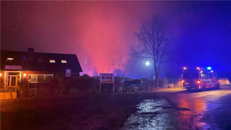 Nach Brand auf Campingplatz: Luftaufnahme zeigt Ausmaß der Zerstörung Feuerschein und Rauch sind weithin über dem Campingplatz zu sehen.