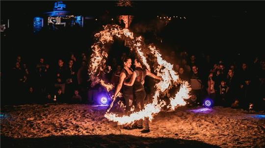 Feuershow: Das „Duo Stellaris“ tritt am Samstag und Sonntag beim „Spektakeltal“ im Siebertal auf.