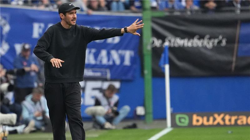 Tor als Abschiedsgeschenk? - Vuskovic: „Zweite Heimat“ Feuerte sein Team an: Freiburgs Trainer Julian Schuster.