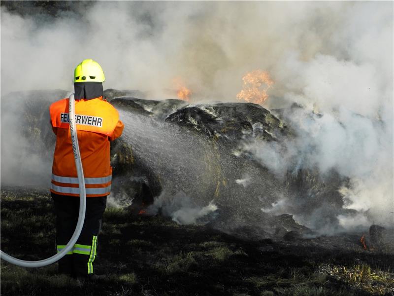 22 brennende Heuballen und ein Ring aus Feuer Feuerwehr