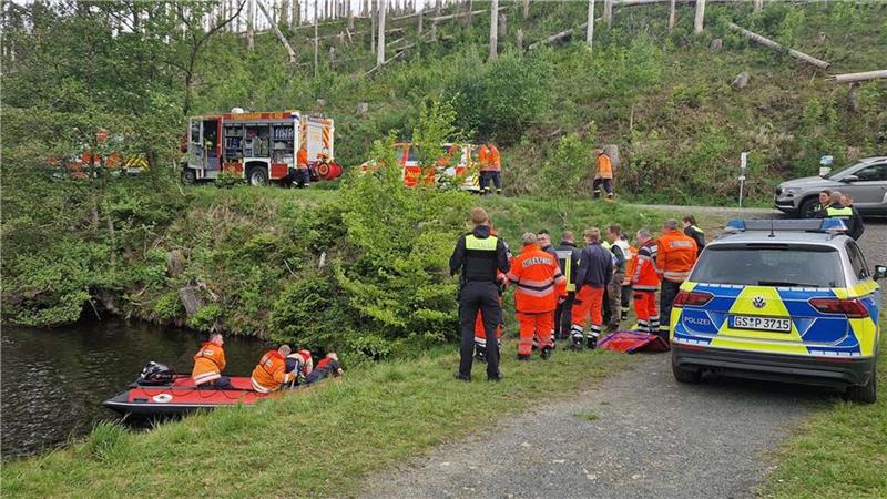 Feuerwehr, DRK, Bergwacht und Polizei sind gemeinsam am Hüttenteich im Einsatz.