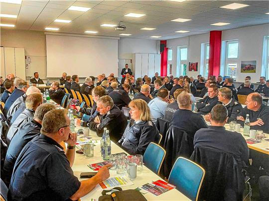 Feuerwehr-Dienstbesprechung in Goslar, im Hintergrund ist Landrat Dr. Alexander Saipa zu sehen. Foto: Privat