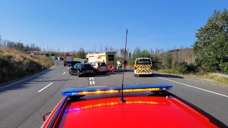 Unfall auf der B4: Wendeversuch endet in Zusammenstoß Feuerwehr, Polizei und Rettungsdienst waren im Einsatz.