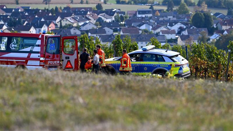 Flugzeugabsturz: Ursachensuche wird vermutlich Wochen dauern Feuerwehr, Polizei und Rettungsdienst waren mit vielen Kräften im Einsatz.
