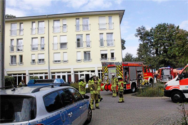 Feuerwehr, Polizei und Rettungsdienste sowie DRK sind am Stübchenbach im Einsatz.  Foto: Seltmann