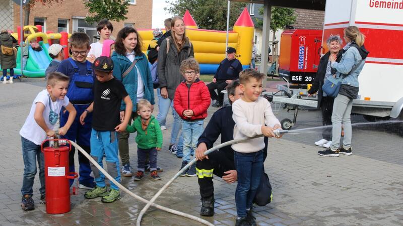 Feuerwehr, das bedeutet Freundschaft und Freude – und hat auch immer was mit Wasser zu tun. Das kommt bei allen Kindern prima an.