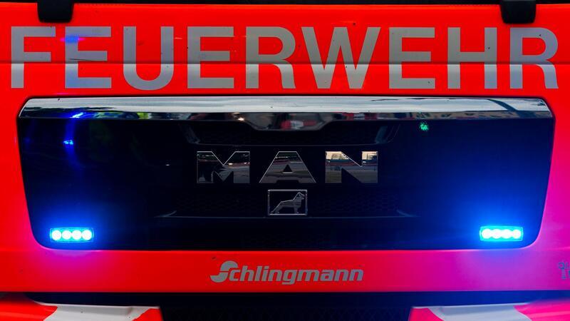 Feuerwehr findet zwei Leichen in brennendem Mehrfamilienhaus.