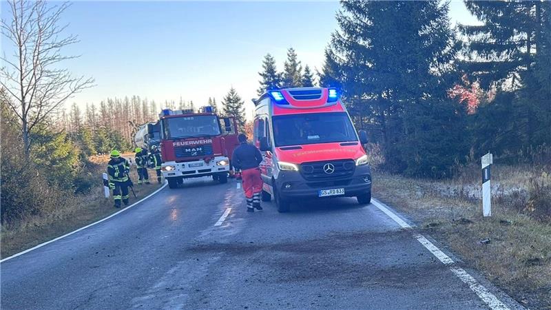 Verkehrsunfall bei Braunlage: 33-Jährige schwer verletzt Feuerwehr und Krankenwagen waren auch vor Ort.