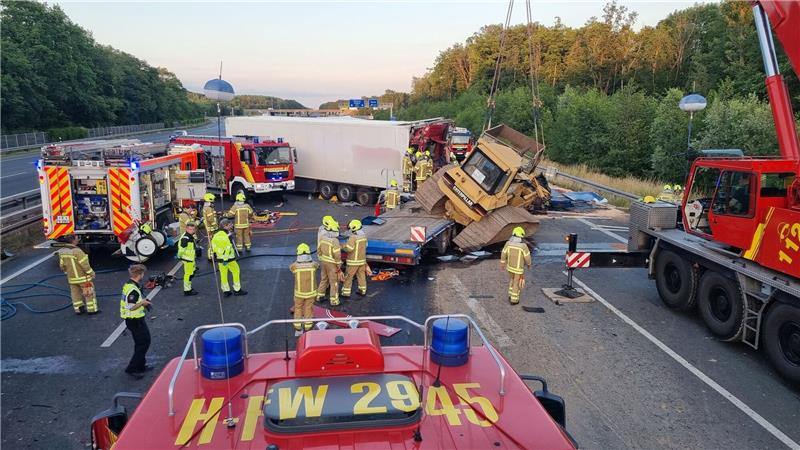 Feuerwehr und Polizei sind nach dem Unfall auf der Autobahn 2 im Einsatz.
