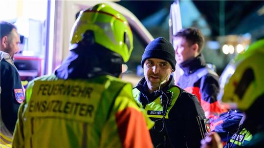 Feuerwehr und Polizei vor dem Wohnhaus der Familie, die drinnen einen Grill aufgebaut hatte. 